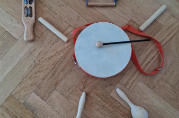 Musikinstrumente  - Rassel und Tambourin - auf Holzboden